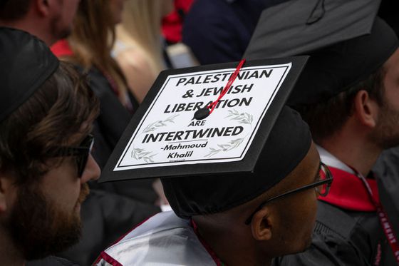 지난달 29일 매사추세츠주 하버드대에서 열린 졸업식에서 한 졸업생이 졸업 모자에 구금된 친팔레스타인 컬럼비아대 학생 시위 지도자 마흐무드 칼릴의 발언을 적은 종이를 붙이고 있다. AFP=연합뉴스