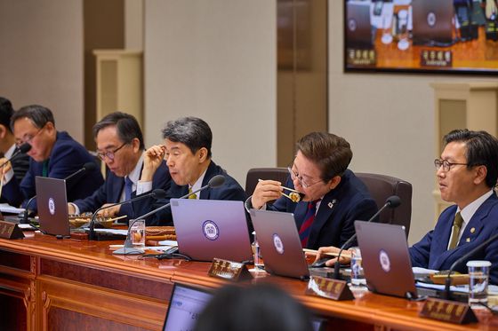 이재명 대통령이 5일 서울 용산 대통령실청사 국무회의실에서 김밥을 먹으며 국무회의를 하고 있다. 대통령실