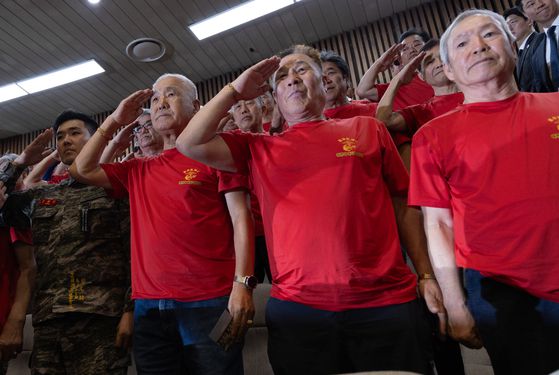 해병대 예비역 연대 회원들이 5일 오후 서울 여의도 국회 본회의에서 채해병 특검법이 통과되자 기뻐하고 있다. 뉴스1