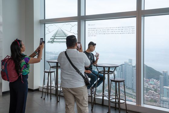 부산 최고 높이의 전망대 부산 엑스 더 스카이. 이곳 99층의 스타벅스는 '세계 최고 높이'로 유명하다. 음료와 부산의 풍경을 함께 담는 것이 유행이다. 백종현 기자