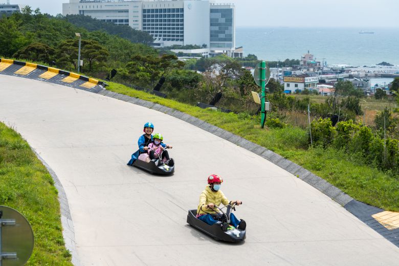 기장의 스카이라인 루지는 부산을 찾는 외국인 관광객 사이에서 인기 액티비티 상품이 됐다. 특히 중화권 관광객의 비중이 높다. 백종현 기자