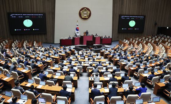 5일 국회 본회의에서 윤석열 전 대통령 등에 의한 내란외환 행위의 진상규명을 위한 특별검사 임명 등에 관한 법률안에 대한 수정안이 통과되고 있다. 임현동 기자