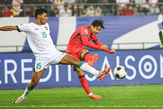 지난해 10월 이라크를 상대한 축구대표팀 이강인(오른쪽).