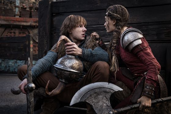 드래곤 길들이기 속 히컵(왼쪽, 메이슨 테임즈)과 아스트리드(니코 파커)는 이번 작품을 위해 새롭게 캐스팅 된 배우들이다. 사진 유니버셜 픽처스