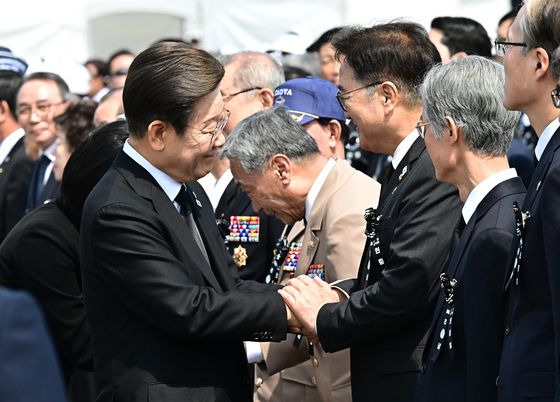이재명 대통령이 6일 서울 동작구 국립서울현충원에서 열린 제70회 현충일 추념식에서 참석자를 위로하며 포옹하고 있다, 대통령실사진기자단