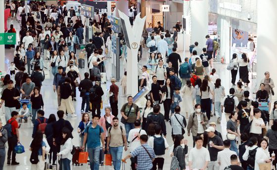 현충일 연휴가 시작된 6일 오전 인천국제공항 제1터미널 면세점이 관광객들로 붐비고 있다. 뉴스1