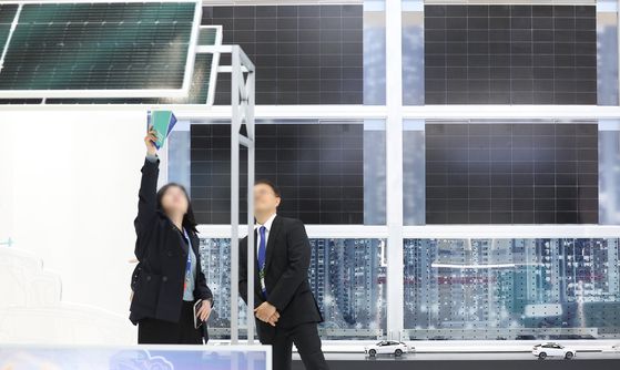 지난달 23일 대구 북구 엑스코에서 개막한 제22회 국제그린에너지엑스포에서 방문객들이 태양광 부스를 살펴보고 있다. 연합뉴스