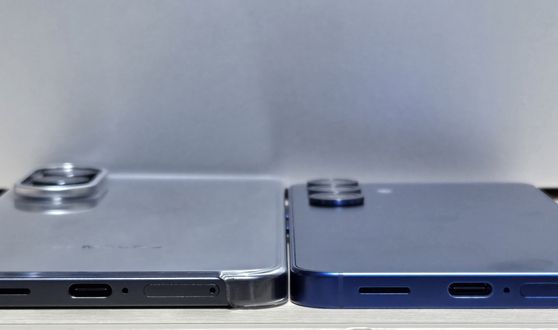 삼성 정품 클리어 케이스를 씌운 갤럭시 S25 엣지와 갤럭시 S25 기본형(두께 7.2㎜) 모델의 비교 모습. 이가람 기자