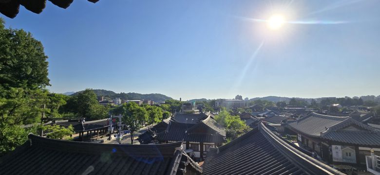지난 4일 전주종합관광안내소에서 내려다본 전주 한옥마을 전경. 김준희 기자