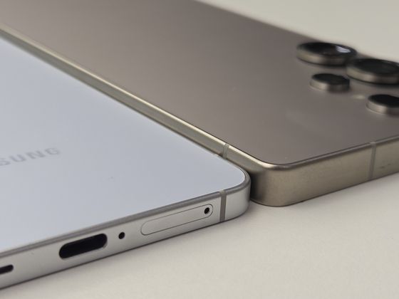 갤럭시 S25 엣지(두께 5.8㎜)와 갤럭시 S25 울트라(8.2㎜) 모델의 비교 모습. 이가람 기자