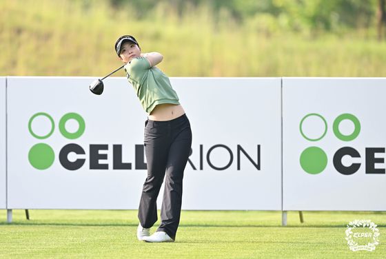 KLPGA 투어 셀트리온 퀸즈 마스터즈 2라운드에서 공동 선두에 오른 정지효. 사진 KLPGA