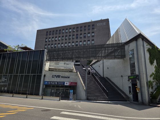 서울 동작구 숭실대 신양관 앞 가로 14m, 세로 2.5m 크기의 전자현수막이 설치돼 있다. 박종서 기자