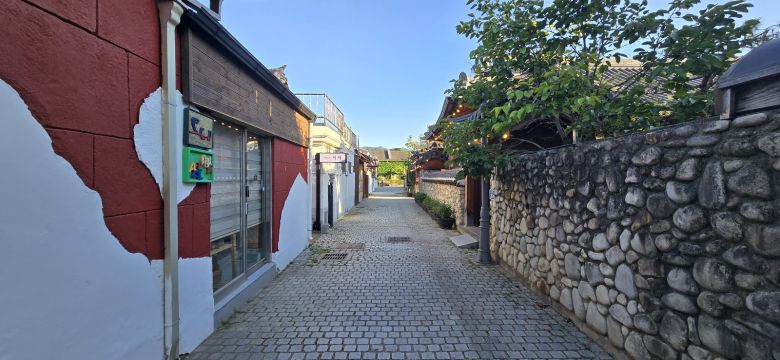 전주 한옥마을 내 동학혁명기념관 인근 골목. '당신의 맛'에서 고민시가 운영하는 식당 등을 여기서 찍었다고 한다. 김준희 기자
