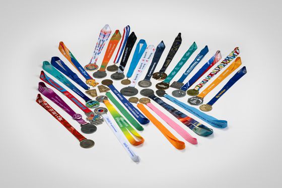 국립민속박물관 특별전 ‘오늘도, 기념: 우리가 기념품을 간직하는 이유’(9월 14일까지)에서 전시 중인 마라톤 메달 모음. 손동진씨가 마라톤 대회에 참가하여 완주 기념으로 받은 메달들을 2020년대 기증했다. 사진 국립민속박물관