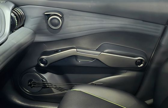 아토3 내부의 독특한 실내 디자인. 돌출된 원형 손잡이와 3개의 줄로 만들어진 문쪽 수납공간, 원통 모양의 송풍구를 갖췄다. 오삼권 기자