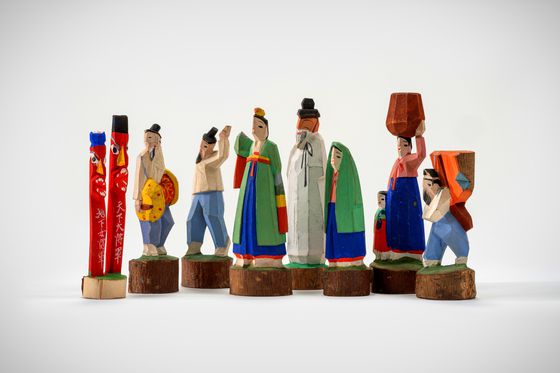 국립민속박물관 특별전 ‘오늘도, 기념: 우리가 기념품을 간직하는 이유’(9월 14일까지)에서 전시 중인 '조선풍속인형세트'(일제강점기, 인형 높이 9.5㎝ 너비 2.3㎝). 일제강점기 조선물산상회에서 제작한 조선풍속인형세트. 기생, 장승, 물동이를 이고 있는 부인, 지게를 멘 남자 등 당시 외국인의 시선으로 바라본 '조선의 풍경'이 작은 인형 담겼다. 사진 국립민속박물관