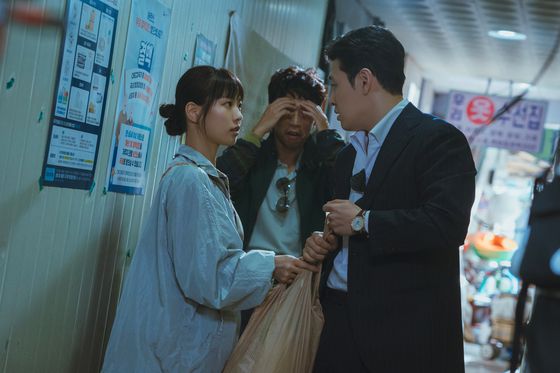 전북 전주를 배경으로 한 드라마 '당신의 맛' 스틸 컷. 강하늘(한범우 역)과 고민시(모연주 역)가 식재료를 구하러 간 전주 남부시장에서 승강이를 하고 있다. 사진 드라마 홍보사 '한남언니'