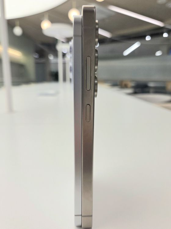 갤럭시 S25 엣지(두께 5.8㎜)와 갤럭시 S25 울트라(8.2㎜) 모델의 비교 모습. 이가람 기자