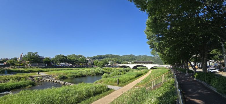 전주 한옥마을과 서학동을 잇는 남천대교. '당신의 맛'에서 강하늘과 고민시가 이 다리 위에 세워진 청연루(팔작지붕) 앞을 지나는 장면이 나온다. 김준희 기자