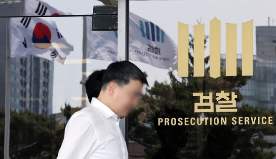 검찰 수사관은 검찰 구성웑 1만명 중 약 60%인 6000명에 달한다. 수사와 기소가 분리될 경우 수사 업무를 담당하던 수사관들을 어떤 방식으로 활용해야 할지가 검찰개혁 추진의 실무적 뇌관이 될 가능성이 있다. 뉴스1