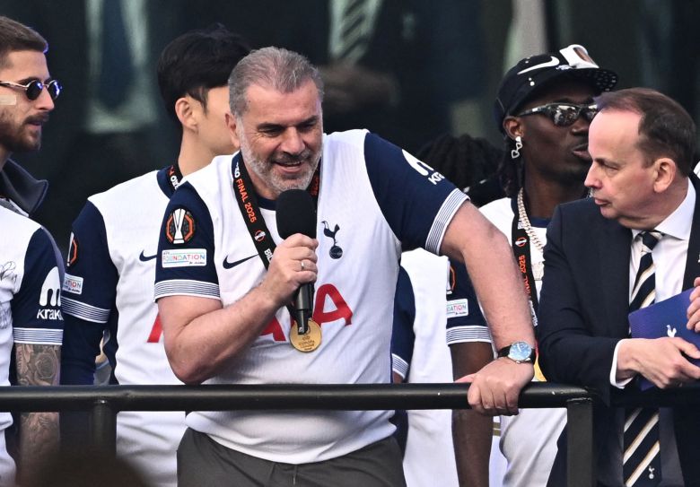 부임 2년차에 유로파리그 우승을 이끈 포스테코글루 감독은 축하 행사에서 시즌3가 시즌2보다 낫다고 외쳤지만 경질 엔딩으로 끝났다. [로이터=연합뉴스]