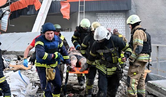 우크라이나 하르키우에서 구조대원들이 부상자를 구조해 이송하고 있다. AFP=연합뉴스