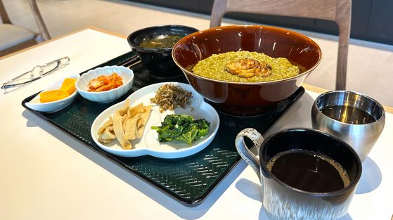 수락휴 레스토랑 '씨즌 서울 바이 홍신애'가 제공하는 조식 메뉴 중 하나인 전복죽. 문희철 기자