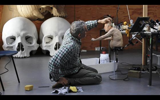 '치킨/맨'을 제작중인 론 뮤익. '은둔의 조각가'를 25년 넘게 촬영한 고티에 드블롱드의 13분 짜리 다큐멘터리 속 장면이다. 사진 국립현대미술관