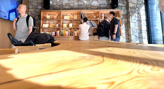 수락휴 방문자센터에 배치한 우드슬랩. 경북 울진에서 공수한 금강송을 5m 길이로 잘라 10인용 탁자로 만들었다. 문희철 기자