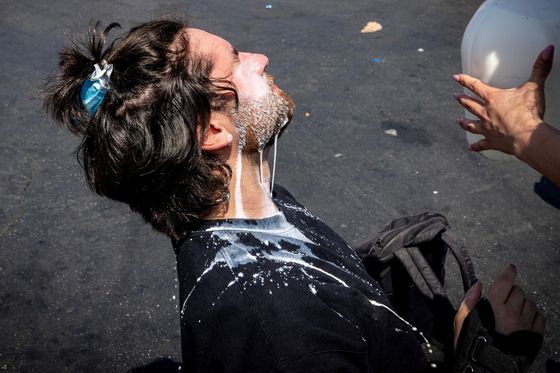 7일 미국 캘리포니아주 LA에서 이민국의 불법체류단속이 본격화한 가운데, 이민 단속에 반대하는 시위에 가담한 한 여성이 체포되는 모습. 로이터=연합뉴스