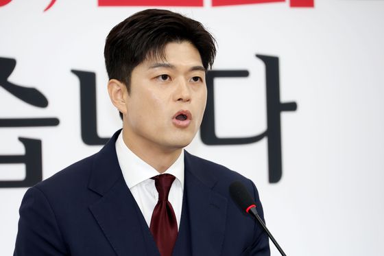 더불어민주당 차기 원내대표 선거에 나서는 서영교 의원이 8일 오전 서울 여의도 국회 소통관에서 현안 관련 기자회견을 하고 있다. 뉴스1