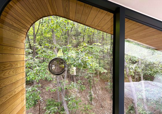 수락휴 트리하우스 창문엔 작은 구멍을 뚫어뒀다. 뚜껑을 열면 신갈나무의 향기와 딱따구리·직박구리 소리가 방안으로 흘러들어온다. 문희철 기자