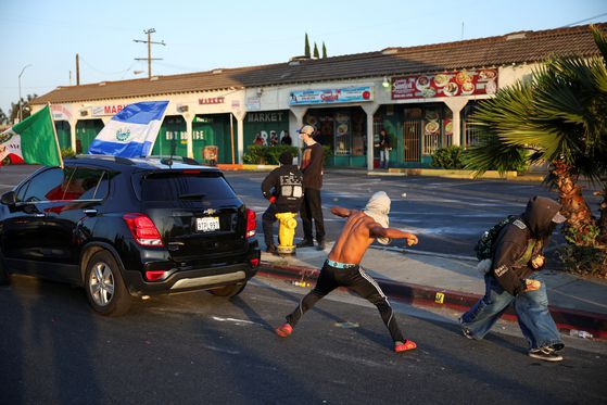 7일(현지시간) 미국 캘리포니아주 로스앤젤레스 카운티 파라마운트에서 불법 이민 추방을 담당하는 이민당국에 항의하는 시위대가 불지른 차량. 로이터=연합뉴스