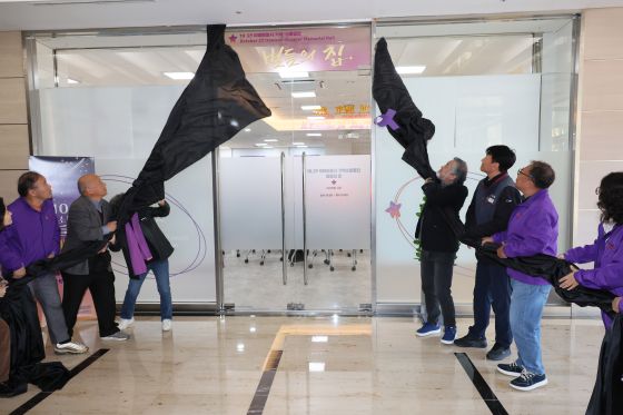 이정민 10.29 이태원참사 유가족협의회 운영위원장을 비롯한 유가족과 참석자들이 서울 종로구 적선현대빌딩에서 열린 10.29 이태원참사 기억소통공간 '별들의집' 개소식에서 현판 제막을 하고 있다. [연합뉴스]