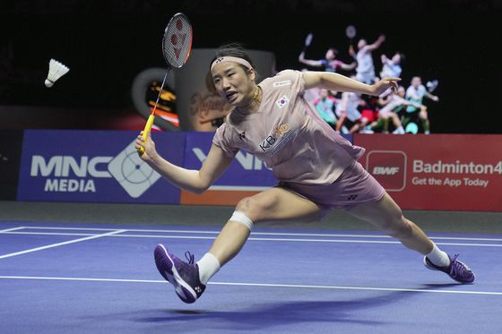 왕즈이와의 결승전에서 상대 공격을 막아내는 안세영. AP=연합뉴스