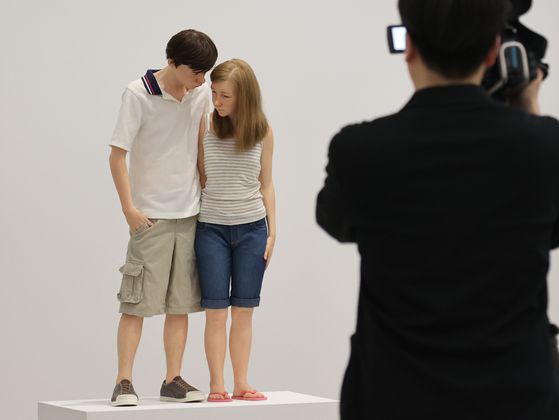 조각은 공간 예술이기에 빙 돌아서 360도 전체를 보길 권한다. '젊은 연인'(2013)이 특히 그렇다. 앞에서 보면 사랑을 속삭이는 10대 같지만, 뒤에서는 밀어내는 듯한 소녀의 손목을 억지로 잡아끄는 소년의 손이 보인다. 연합뉴스