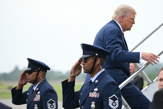 현지시간 8일 미국 캘리포니아주 로스앤젤레스에서 이민 단속으로 촉발된 시위에서 한 시위 참석자가 불타는 차량 앞에서 팻말을 들고 있다. EPA=연합뉴스