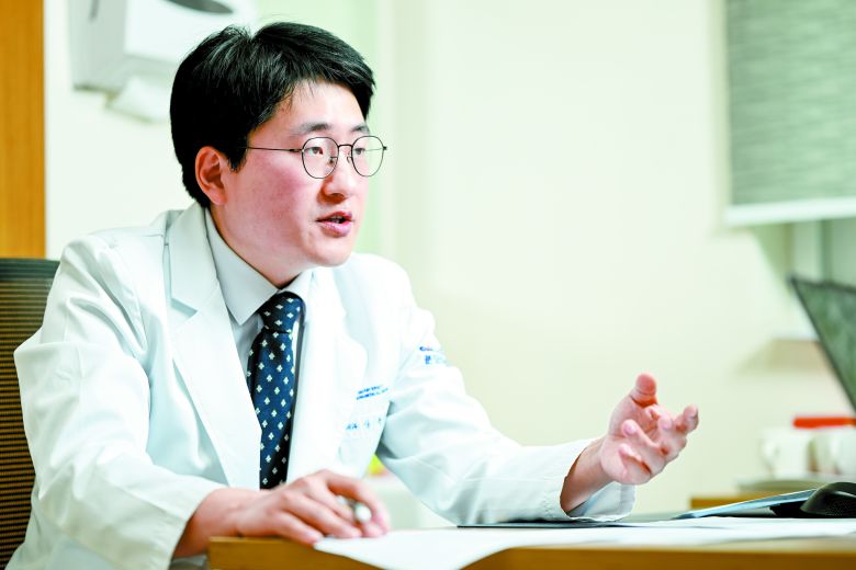 분당차병원 혈액종양내과 상윤범 교수는 “지난해부터 건강보험이 적용되면서 국내에서도 3세대 폐암 치료제가 1차 치료의 표준으로 자리 잡는 추세”라며 “단, 치료 효과를 극대화하려면 이상 반응 등에 정밀한 분석과 맞춤형 대응 전략이 필요하다”고 강조했다.