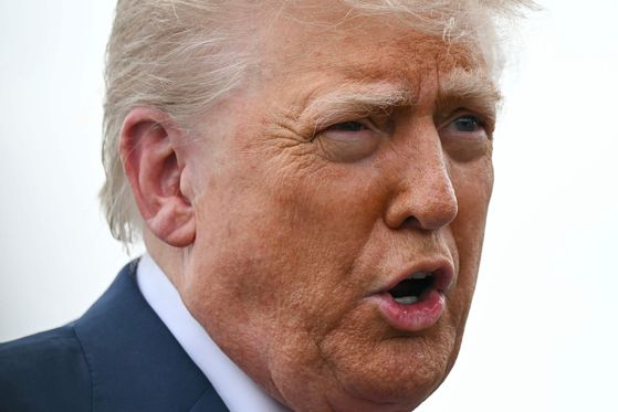 현지시간 8일, 미국 캘리포니아주 로스앤젤레스 101번 고속도로에서 경찰이 시위대를 해산시키고 교통을 통제하고 있다. EPA=연합뉴스