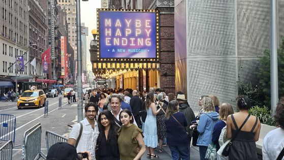 ‘어쩌면 해피 엔딩’을 보기 위해 브로드웨이 벨라스코 극장을 찾은 관객들. 김형구 특파원