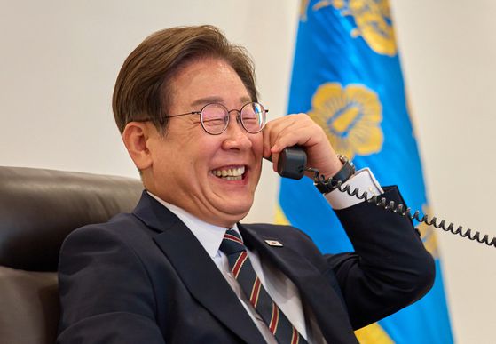 뮤지컬 ‘어쩌면 해피엔딩’ 프로듀서 제프리 리차드가 8일(현지시간) 토니상 시상식에서 작품상을 받고 기뻐하고 있다. 박천휴 작가와 여주인공 헬렌 J. 셴 등이 그를 축하하고 있다. 로이터=연합뉴스