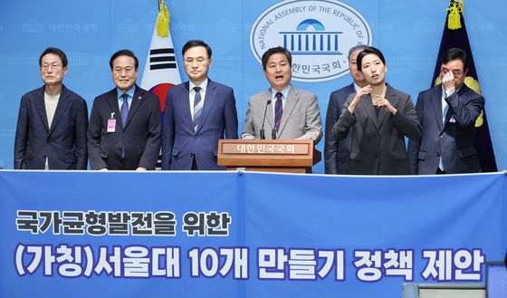 더불어민주당 김영배 의원과 일부 전·현직 국립대 총장과 교육감들이 20일 서울 여의도 국회 소통관에서 기자회견을 열고 '국가균형발전을 위한 (가칭)서울대 10개 만들기' 정책 제안을 하고 있다. 연합뉴스