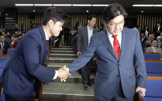 사퇴를 표명한 권성동 국민의힘 원내대표가 9일 오후 국회에서 열린 의원총회에 참석해 김용태 비대위원장과 악수하고 있다. 전민규 기자