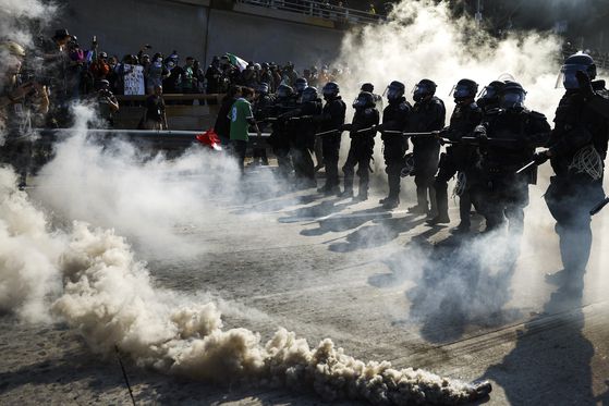 현지시간 8일 캘리포니아주 로스앤젤레스 연방 건물 밖에서 경찰이 시위대를 향해 비살상용 탄을 발사하고 있다. AFP=연합뉴스
