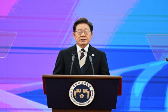 이재명 대통령이 4일 서울 여의도 국회에서 열린 제21대 대통령 취임선서식에서 '국민께 드리는 말씀 ' 연설을 하고 있다. 연합뉴스