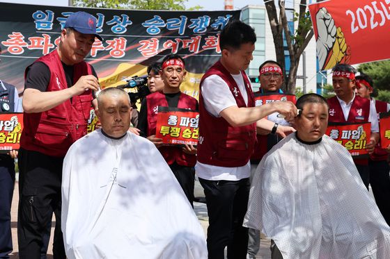 광주광역시 시내버스 노조 전면 파업 첫날인 지난 5일 광주시청 앞에서 열린 총파업 투쟁 승리쟁취 버스노동자 결의대회에서 삭발식이 진행되고 있다. 연합뉴스