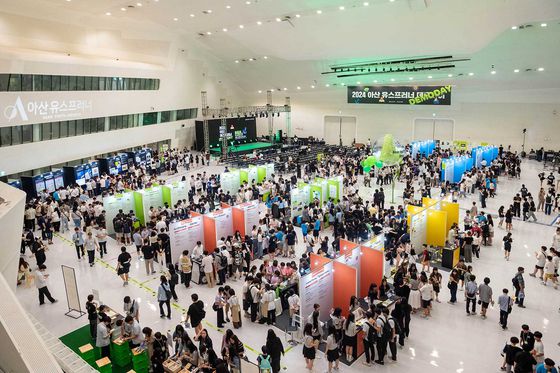 실제 스타트업 데모데이와 비슷한 환경에서 한 학기 기본 교육 기간 수행한 팀 프로젝트를 발표하며 스타트업 선배들과 교류한다.