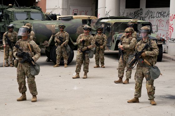 8일 미국 캘리포니아주 로스앤젤레스의 에드워드 R. 로이벌 연방청사 앞에서 최루가스 연기 너머로 보이는 캘리포니아 주방위군 대원들. EPA=연합뉴스