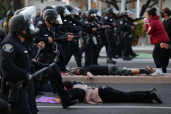 9일(현지시간) 미국 캘리포니아주 산타아나에 있는 미국 이민국(USCIS) 사무소 인근에서 이민세관단속국(ICE)의 불법 체류자 강경 단속에 항의하는 시위대와 경찰이 대치하고 있다. AFP=연합뉴스