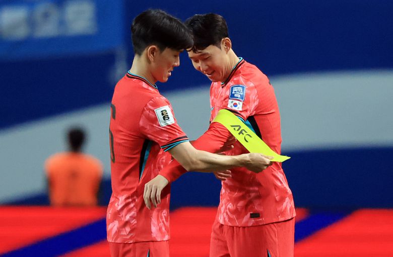 황인범에게 주장완장을 넘겨 받는 손흥민(오른쪽). [뉴스1]